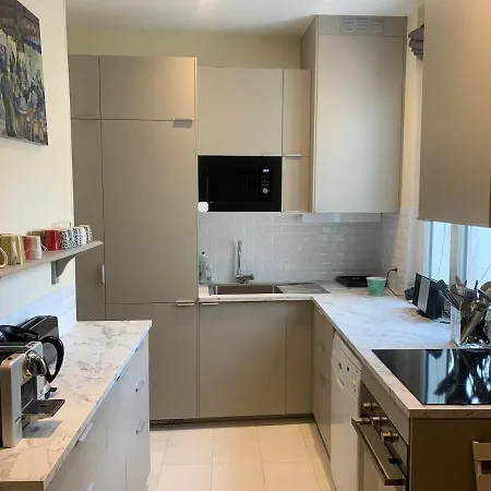 15, Beautiful 3 Bedrooms Lägenhet *